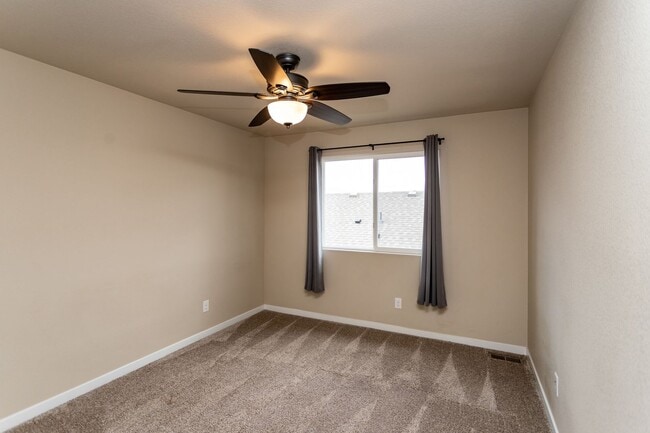 Building Photo - Beautiful Home with Stunning Views!