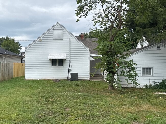 Building Photo - 3 Bedroom, 2 Bathroom updated home for $995!