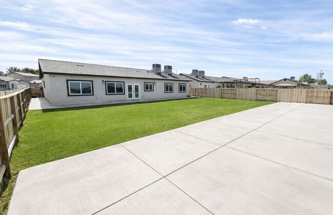 Building Photo - Executive Retreat in Brawley: Spacious 5-Bedroom Home Ideal for Corporate Stays or Refined Family...