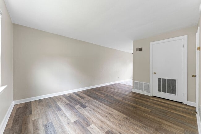 Building Photo - Beautiful Townhome on Anderson