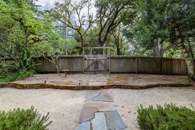 Building Photo - 3 Bed / 2 Bath Woodside home on large lot ...