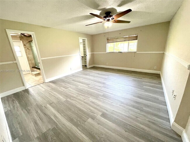 Building Photo - 10001 NW 11th Manor