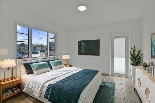 Building Photo - 2160 Bay Dr