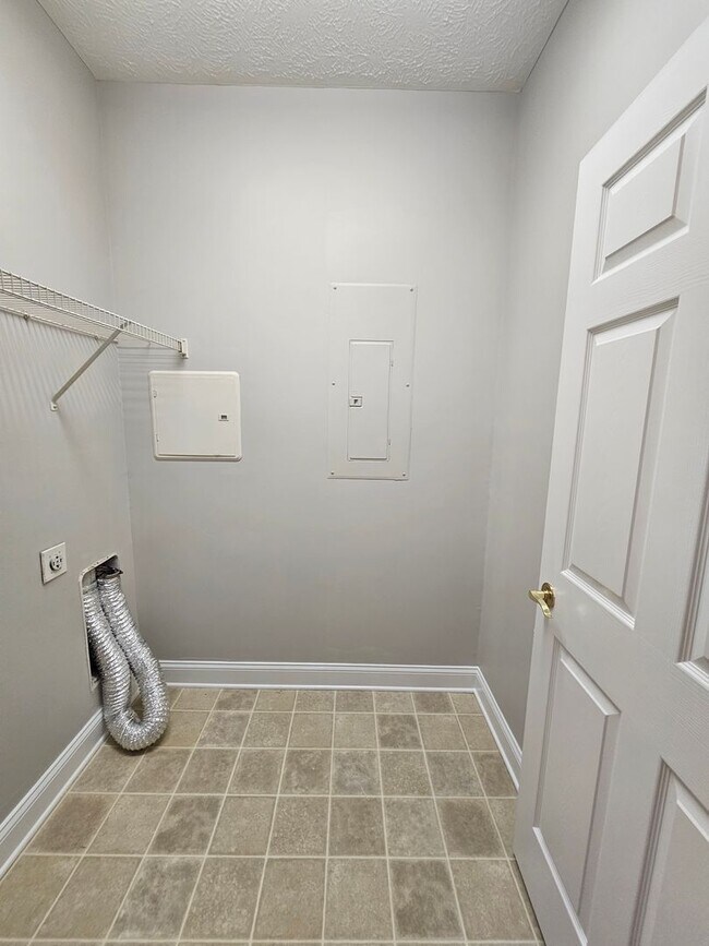 Building Photo - Fountain Pointe 3 bed 2 bath - Long Term R...