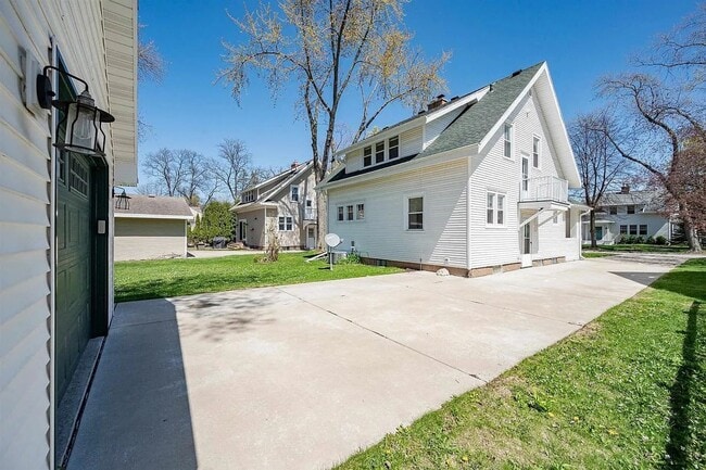 Building Photo - Charming Cape Cod Single Family