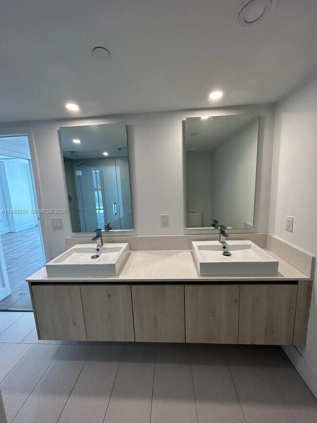 Building Photo - 13800 Highland Dr