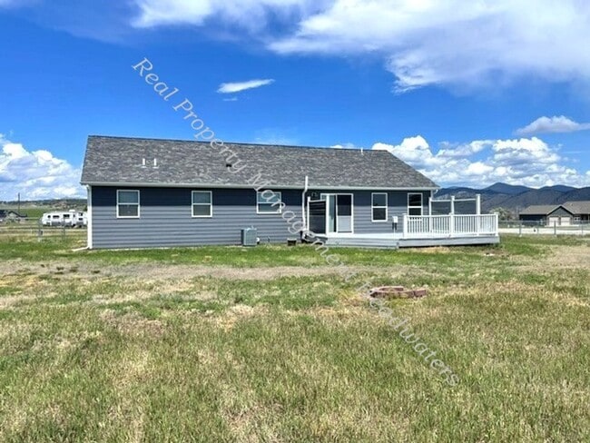 Building Photo - 3 Bedroom 2 Bath House For Rent
