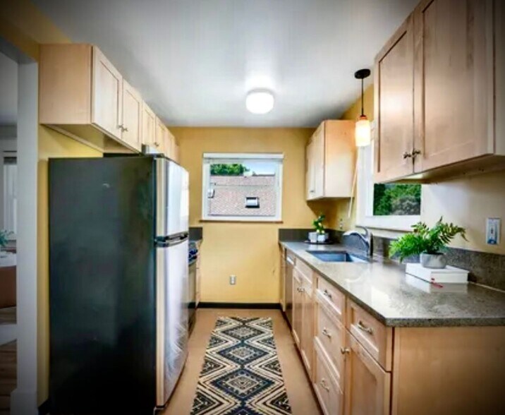 Kitchen - 6917 N Philadelphia Ave