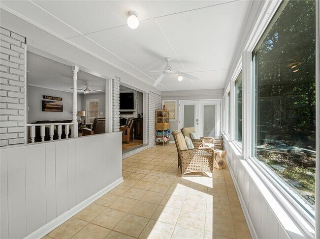 Building Photo - 6265 Lakeview Dr