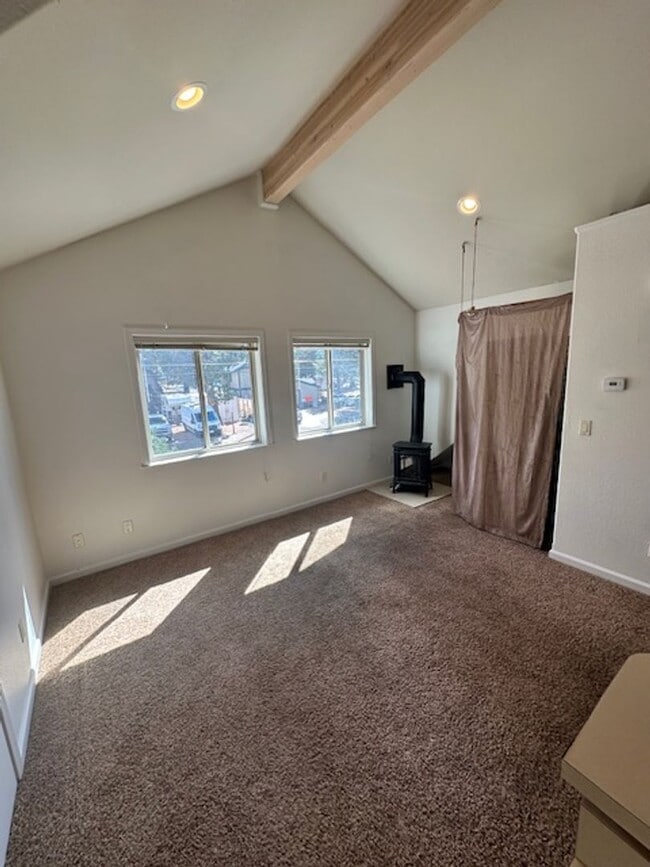 Building Photo - Super cute upstairs apartment available soon for viewing and renting!! Call me today to view and ...