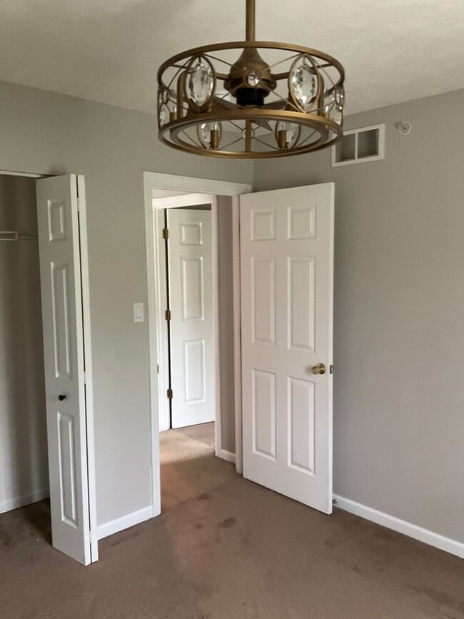 Building Photo - Large 3 Bedroom 2.5 bath townhome with additional finished room.