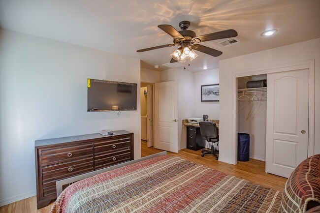 Building Photo - 800 Sherwood Dr