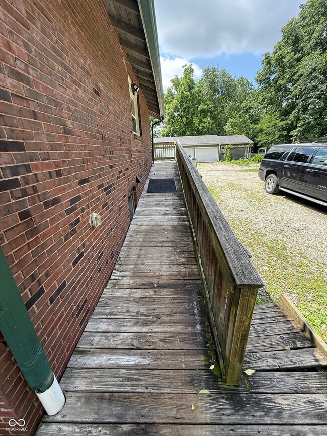 Building Photo - 327 S Union St
