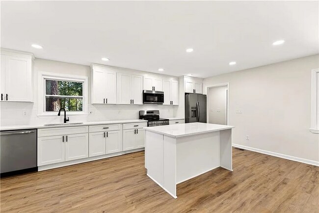 Building Photo - 4 Bed, 3 Bath in Decatur!