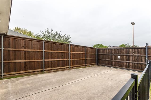 Building Photo - 5922 Royalcrest Dr