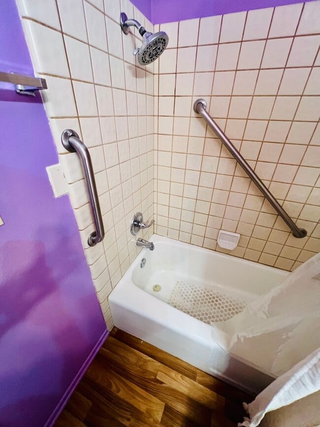 Building Photo - Inviting Gated Community Townhome—Jess Ran...