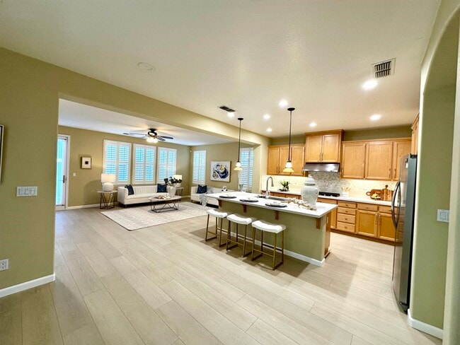 Building Photo - 372 S Caballo St