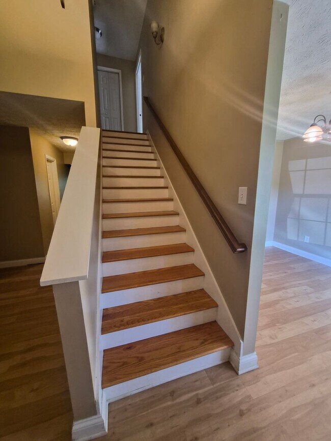 Building Photo - West Knoxville 37934 - 3 bedroom, 2.5 bath with a sunroom and 1-car garage - Call Lisa Vineyard 8...