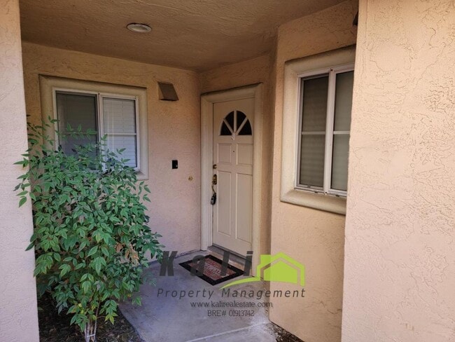 Building Photo - 2096 Northshore Dr