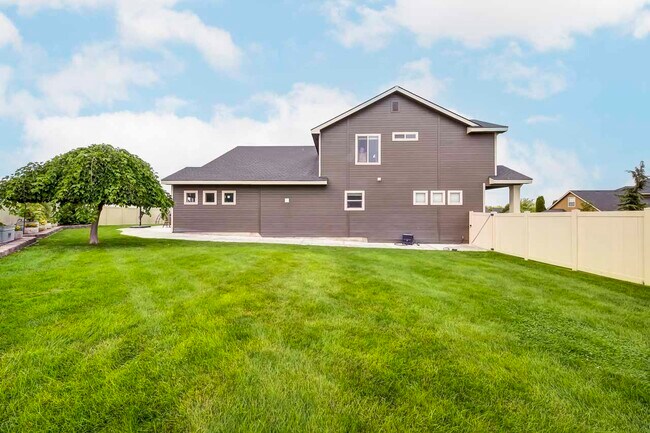 Building Photo - 15495 Blue Sky Ave