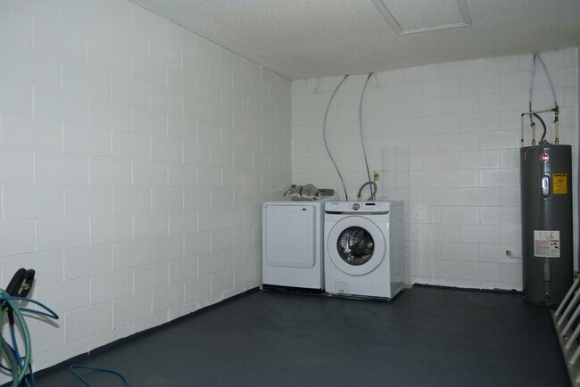 Building Photo - Spacious & Bright 2BD/1BA Home – Move-In R...