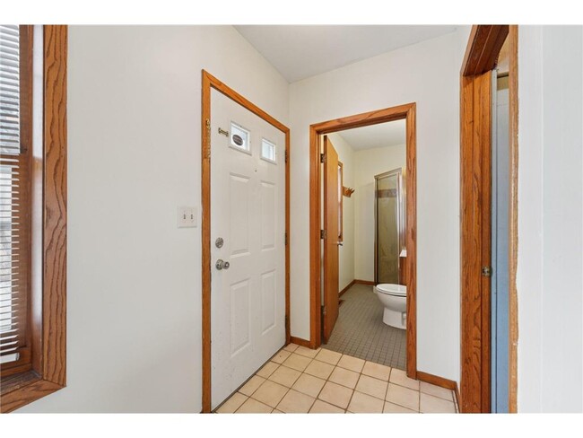 Building Photo - 661 Surrey Ave E