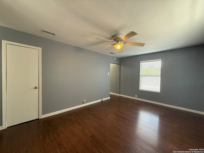 Building Photo - 3402 N New Braunfels Ave