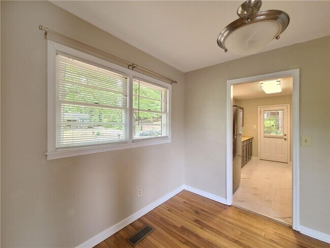Building Photo - 3225 Forrest Hills Dr SW