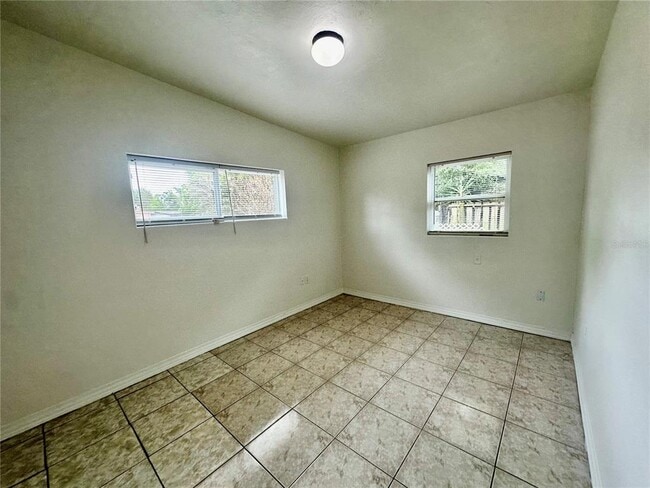 Building Photo - 1624 Queensway Rd