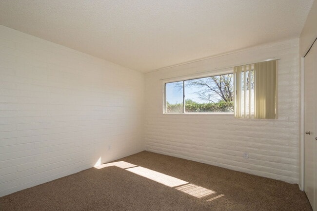 Building Photo - 4557 E Bellevue St