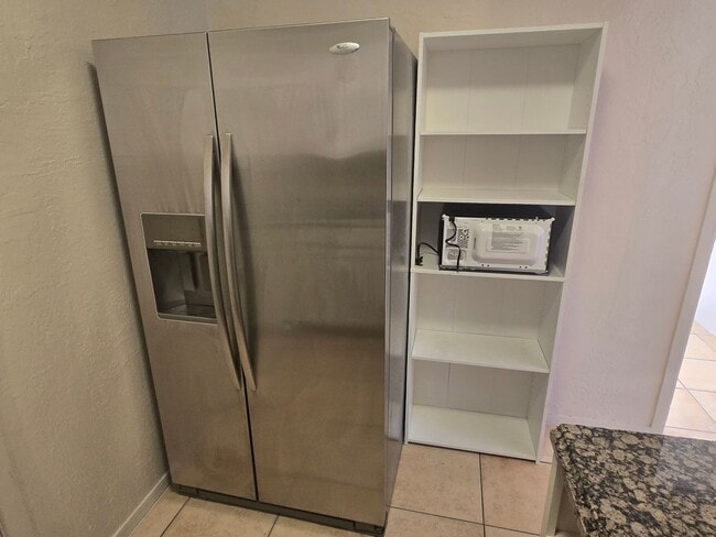 Building Photo - 2-bedroom, 1 bath near Ellsworth