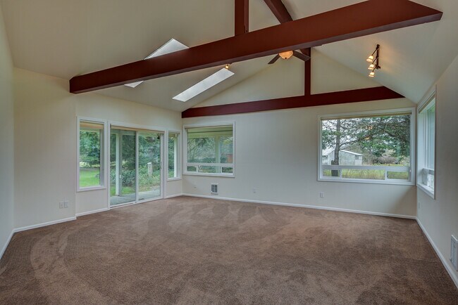 Building Photo - 4 Bedroom House in Coupeville