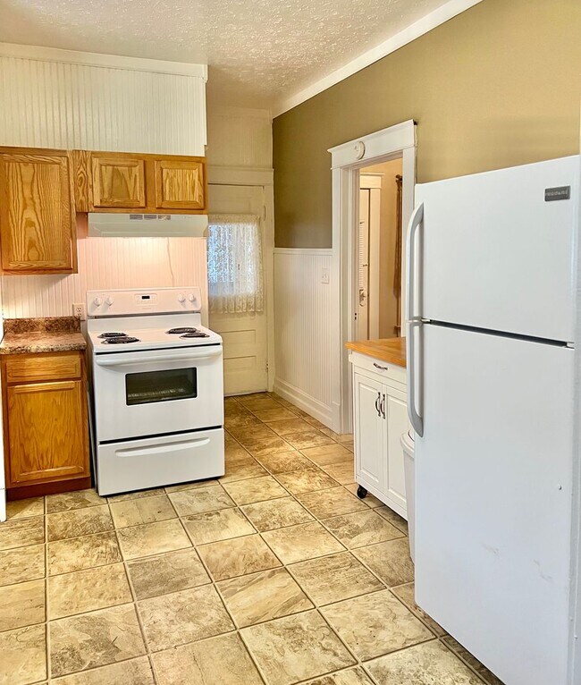 Building Photo - Charming 3-Bedroom Home with Garage & Fenced Yard!