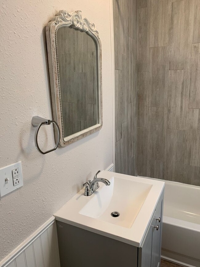 Building Photo - 2 Bed/2 Bath- Newly Renovated!!