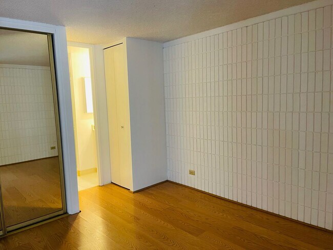 Building Photo - Partly Furnished 3-bedroom, 2-bath condo a...