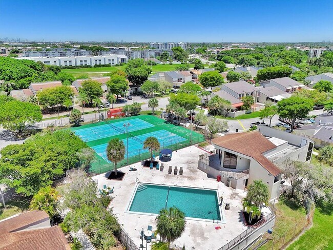 Building Photo - 9133 Fontainebleau Blvd
