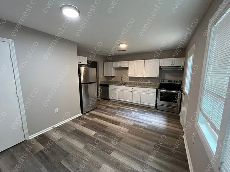 Building Photo - 5500 Parker St