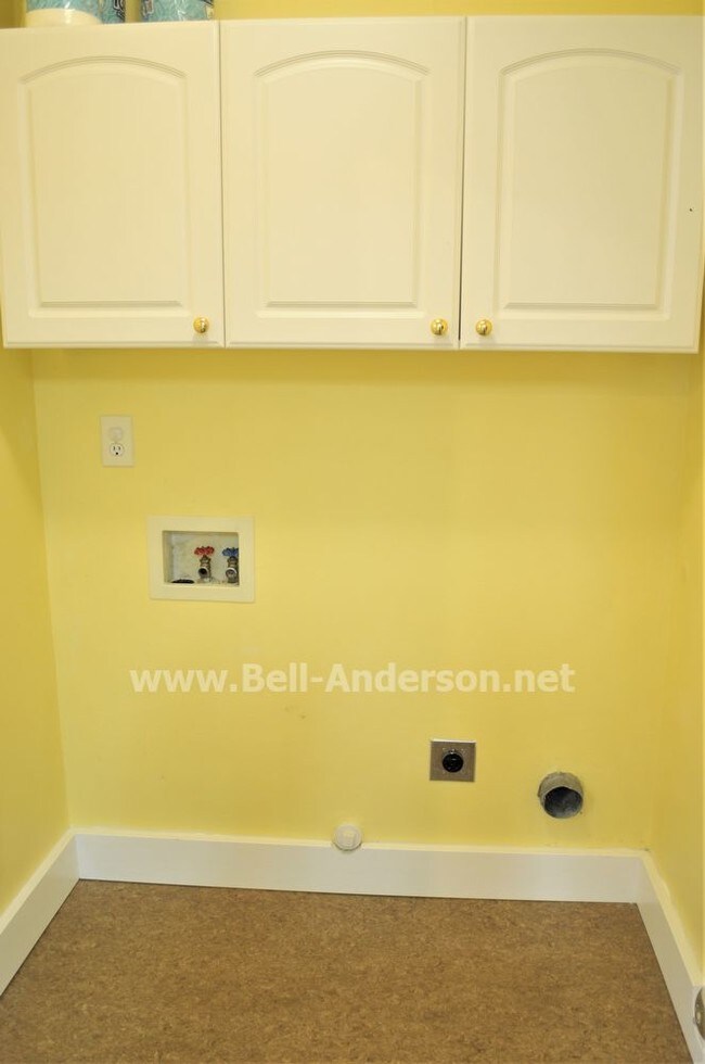 Building Photo - APPLICATION PENDING View Ridge Home with Thr