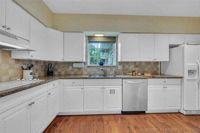 Building Photo - 1612 E Lake Dr
