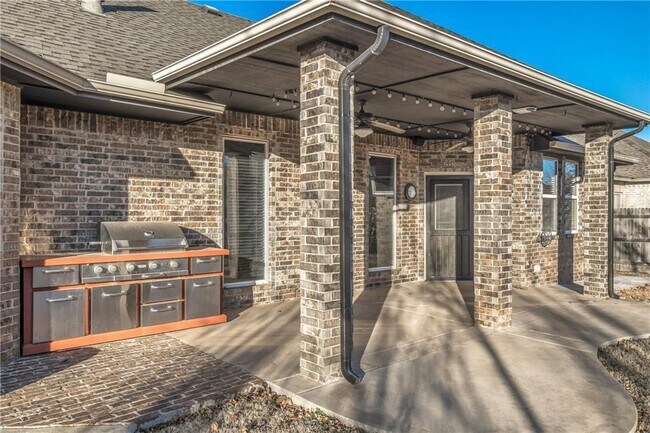 Building Photo - 1704 NW 164th Terrace