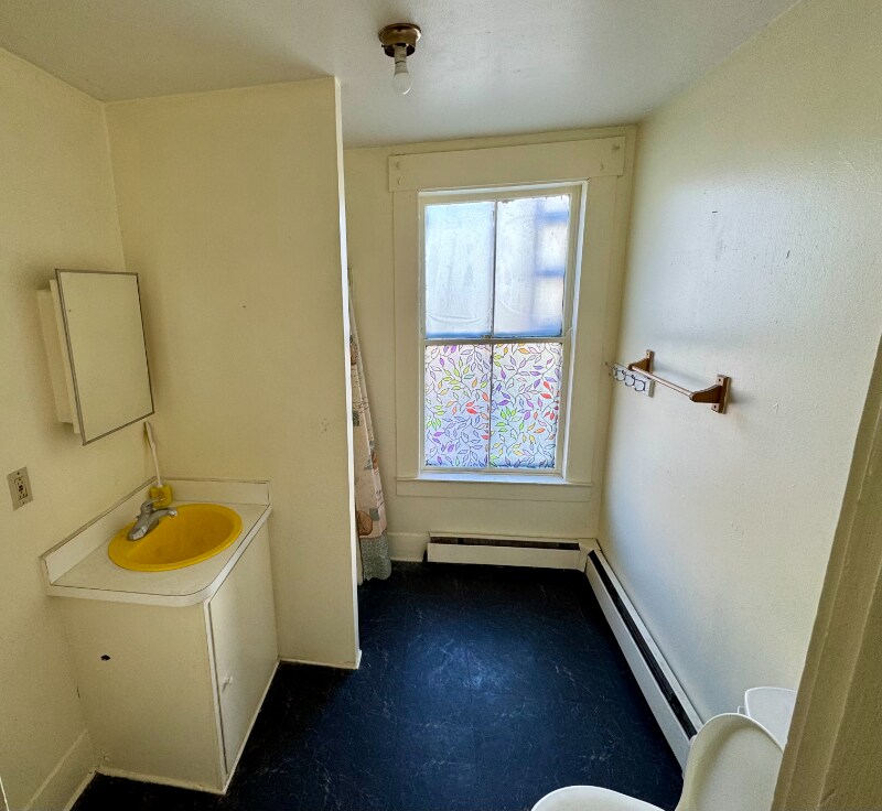 Building Photo - 325 Main St