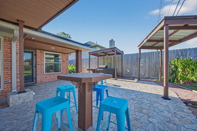 Building Photo - One of a kind home in Katy with large backyard and outdoor Oasis. With nearly 2300 sqft there's p...