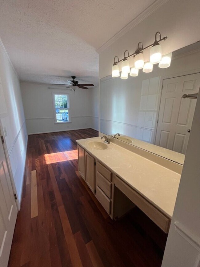 Building Photo - Recently Renovated Home in Wilmington