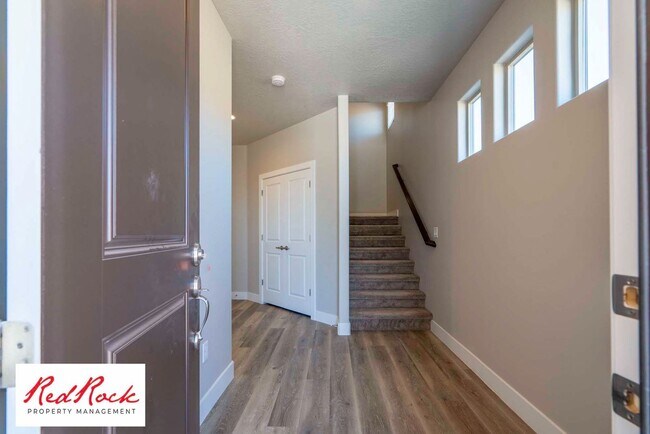 Building Photo - Spacious Townhome in Hurricane Heights