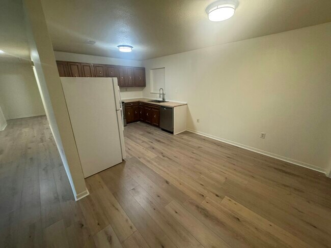 Building Photo - 3013 W La Rua St
