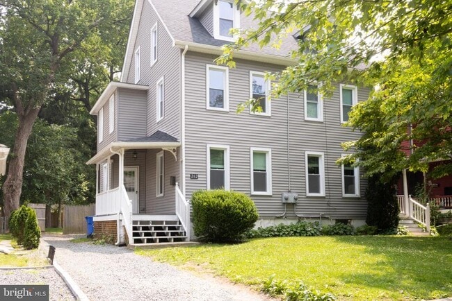 Building Photo - 262 E Linden St