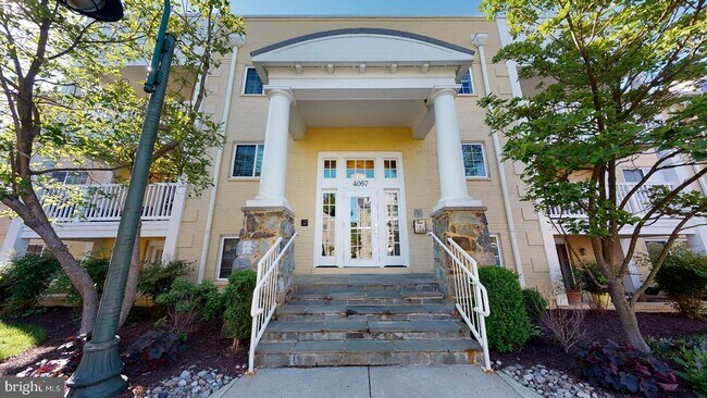 Building Photo - 4067 S Four Mile Run Dr