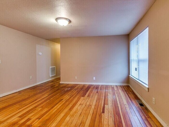 Building Photo - 537 S University Blvd