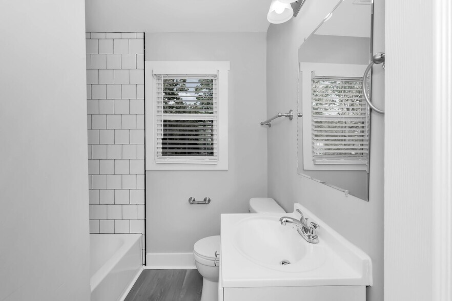 Building Photo - 908 Fairway Dr NW