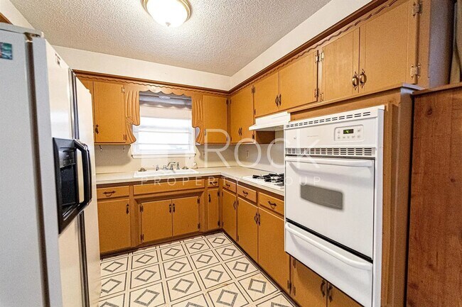 Building Photo - 3 Bedroom Home with 2-Car Garage and Covered Parking